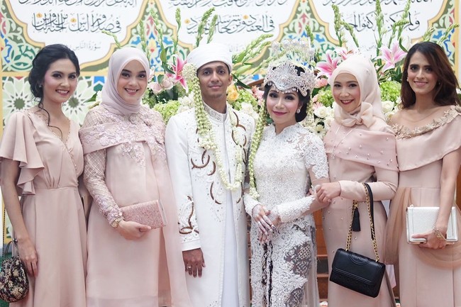 Sama seperti Shella Alazta, Tika sapaan akrab dokter cantik ini memilih detail di bahu dan potongan baby doll untuk gaunnya. Ia memilih kain lace dan bordir untuk tampilan megah. Foto: Instagram