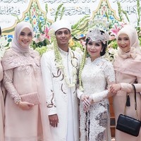 Sama seperti Shella Alazta, Tika sapaan akrab dokter cantik ini memilih detail di bahu dan potongan baby doll untuk gaunnya. Ia memilih kain lace dan bordir untuk tampilan megah. Foto: Instagram