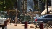 Peristiwa ini bermula ketika penembakan terjadi di Ouagadougou. Para saksi mata mengatakan, lima pria bersenjata keluar dari sebuah mobil dan langsung menembaki para pejalan kaki, sebelum mengarah ke Kedutaan Prancis. (Foto: CNN)