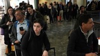 Warga mengantre untuk mendapatkan informasi terbaru setelah layanan kereta publik Amtrak mengumumkan semua jadwal di sepanjang koridor timur laut dihentikan sementara untuk alasan keselamatan. (Foto: AFP)