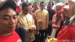 Ekspresi Anies-Sandiaga saat Nonton Atraksi Barongsai di Glodok