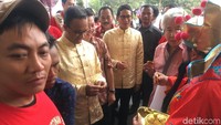 Keduanya juga telrihat mencicipi makanan yang disediakan oleh warga.