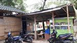 Di Warkop Ini Bule Luntang-lantung Sering Ditraktir Warga Ngopi