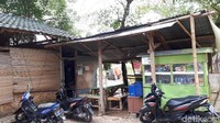 Ian, bule Inggris yang hidup luntang lantung di Tangerang, Banten sering ditraktir ngopi di salah satu warung kopi.