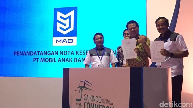 Penandantanganan MoU kerja sama PT Angkasa Pura II dengan PT Mobil Anak Bangsa di Jakarta
