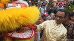 Ekspresi Anies-Sandiaga saat Nonton Atraksi Barongsai di Glodok