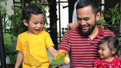 Mengintip Keseruan Teuku Wisnu Saat Momong Kedua Anaknya