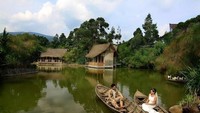 Restoran dengan konsep danau alami ini bisa jadi lokasi prewedding yang bagus. Restoran Sapu Lidi juga memiliki berbagai fasilitas penunjang misalnya sampan kayu. Foto: Istimewa