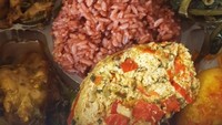 Nasi bungkus, emang ga ada yg ngalahin...nyam nyammm, tulis aktris kelahiran Bandung itu. Makanan tradisional memang jadi menu favorit Tamara. Duh, ada pepes tahu, telur balado, cah kangkung, dan hidangan olahan ayam yang terlihat pedas. Bikin ngiler! Foto: Instagram @tamarablezynskiofficial