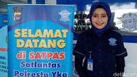 Bripda Adelia lahir di Banjarmasin, 11 Agustus 1996. Dia angkatan 2014 dan berdinas mulai Januari 2015. Tugas pertamanya ditempatkan di Polsek Mergangsan, Kota Yogya, sebelum dirotasi ke Satlantas Polresta Yogyakarta. Foto: Ristu Hanafi/detikcom