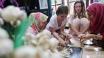 Keren! Kreasi Daur Ulang dari Kulit Bawang Putih