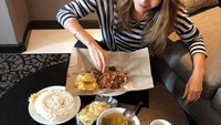 Makan nasi bungkus warteg lengkap dengan kerupuk dan sayur asem. Tamara terlihat sangat lahap menyantap nasi bungkusnya itu. Apalagi dimakan dengan tangan. Mumpung di Jakarta, Makan makanan favorit dari Warteg langanan. Mantabbbb, tulis akun Instagra @tamarableszynskiofficial. Foto: Instagram @tamarablezynskiofficial