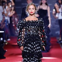 Di luar status Royalnya, Lady Amelia Windsor adalah seorang model. Ia berjalan di fashion show Dolce & Gabbana ketika Milan Fashion Week 2017. Foto: Getty Images