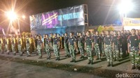 Pada pukul 03.00 WIB, giliran peserta lomba dayung yang dilepas. Hal itu agar keduanya dapat finis berbarengan di Tanjung Sekong, Cilegon.