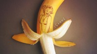 Begini jadinya kalau Marilyn Monroe dilukis di kulit pisang. Lengkap dengan dress pisang nya yang terangkat ke atas.  Foto: Instagram @isteef