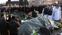 Apartemen mereka berlokasi di Velka Maca, sebuah desa di timur Ibu Kota Slovakia, Bratislava.  (Foto: Dok. REUTERS/Radovan Stoklasa)