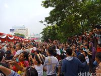 Warga Antusias Saksikan Karnaval Cap Go Meh, Ada yang Panjat Pohon