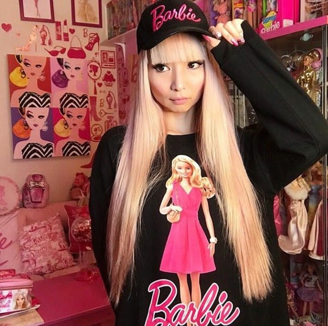 Azusa juga membelanjakan uangnya untuk mendekor ulang rumahnya dengan nuansa pink yang khas dengan boneka Barbie. Foto: Instagram Azusabarbie 