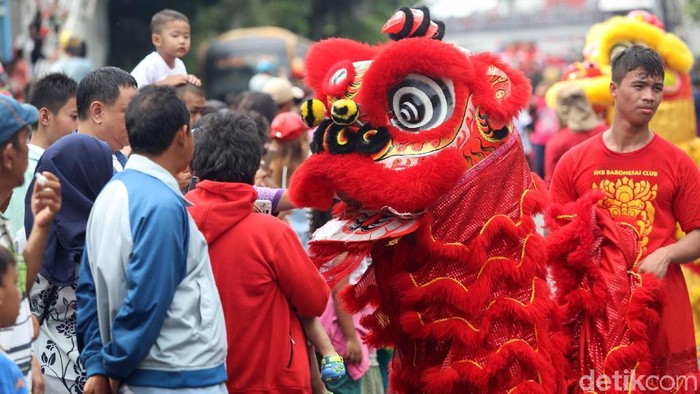 Karnaval Cap Go Meh 2018 yang digelar Glodok, Jakarta Barat, berlangsung meriah, Minggu (4/3). Mulai dari barongsai, liong, ondel-ondel, sisingaan hingga reog ikut dalam karnaval tersebut.