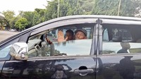 Ian dipindah menggunakan mobil hitam bersama petugas Imigrasi Tangerang (Foto: Denita Matondang/detikcom)