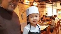 Lewat instagramnya @indrowarkop_asli, Indro membagikan beberapa momen seru bersama makanan. Kali ini ia asyik menemani cucu cantiknya bikin pizza. Wah seru banget. Foto: Instagramnya @indrowarkop_asli