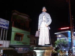 Patung dr Tjipto Mangoenkoesoemo Berdiri Megah di Ambarawa