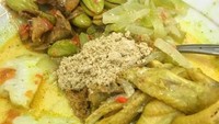 Lontong cap go meh rpkitchen ini berisi opor ayam, sayur labu, sambal goreng ati plus pete dan bubuk kedelai. Meski ngga ada telurnya tetep kelihatan nikmat! Foto: Istimewa