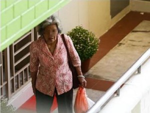 Bikin Haru! Ibu Ini Naik Bus Tiap Hari Kirimkan Makanan untuk Anaknya yang Depresi
