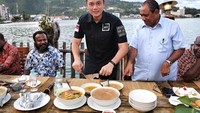 Sementara di Jayapura, Agus bersantap di Rumah Makan Laut sambil mencicip papeda. Ia juga diajari cara mengambil papeda. Pemandangan laut di belakangnya jadi bonus saat bersantap di sini. Foto: Instagram agusyudhoyono