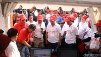 Budi Karya Sumadi dan Asman Abnur meninjau booth penyedia tiket online. 