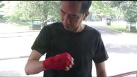 Latihan tinju Jokowi dianggap punya pesan politik sebagai sinyal siap bertarung menjelang Pemilu 2019 (Foto: Screenshot Vlog Jokowi)