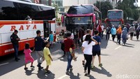 Deretan bus tingkat itu menyedot perhatian pengunjung CFD.
