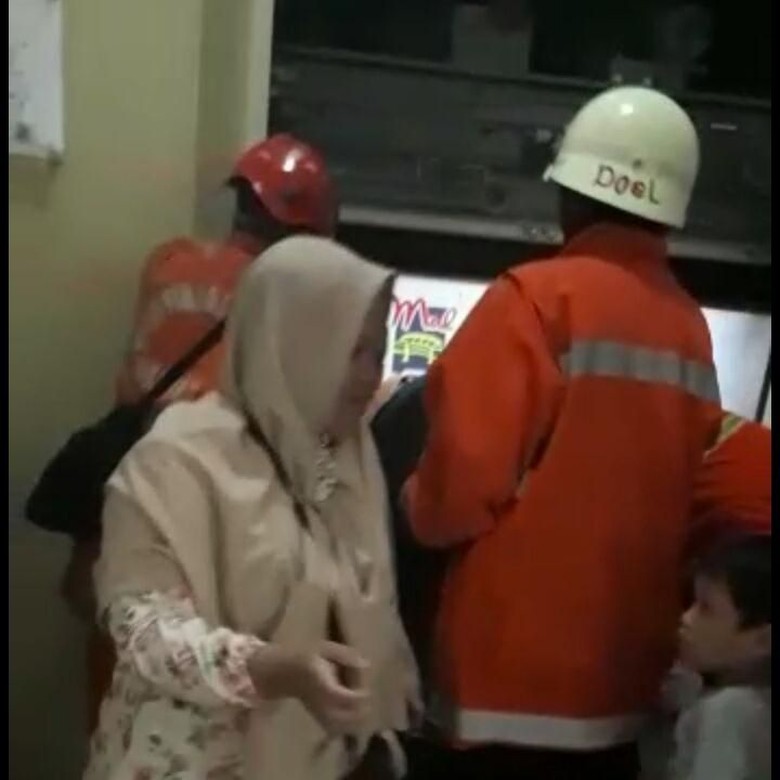 12 Orang Sempat Terjebak di Lift Mal Cijantung 12 Orang Sempat Terjebak di Lift Mal Cijantung