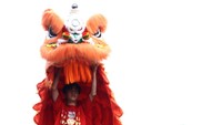 Barongsai beratraksi di hadapan warga yang membanjiri Jalan Jatinegara Barat.