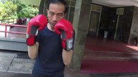 Saya coba sudah berapa ya, sudah 4 bulan dan benar, 45 menit saja sudah capek dan sudah basah, keringetan semuanya, ujar Jokowi di Alun-alun Lamongan, Jatim, Kamis (8/3). (Foto: Screenshot Vlog Jokowi)