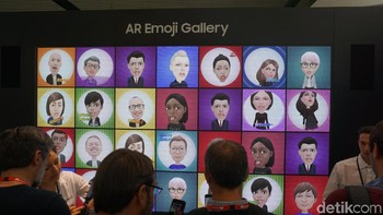 Booth lainnya adalah tempat menjajal AR Emoji. Di sini, kita bergantian diajari cara membuat avatar untuk emoji kita sendiri. Foto: detikINET/Rachmatunnisa