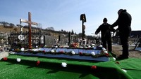 Beberapa surat kabar di Slovakia telah mencetak artikel terakhir Kuciak. Artikel tersebut menjelaskan mengenai hubungan mafia Italia dengan korupsi politik tingkat tinggi di Slovakia.  (Foto: Dok. REUTERS/Radovan Stoklasa)