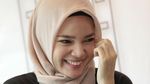 Senyum Dewi Sandra yang Bikin Hati Adem