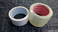 Setelah itu, Mang Ade menempelkan double tape