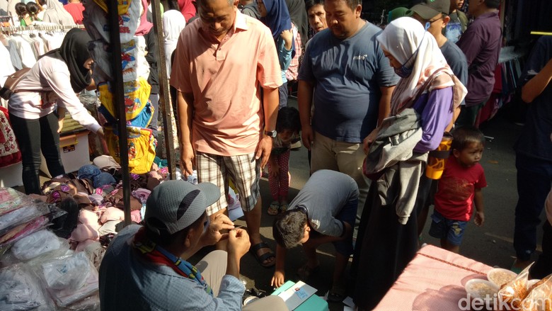 Pelanggan Puas dengan e KTP Hasil Sulap Mang Ade Pelanggan Puas dengan e KTP Hasil Sulap Mang Ade