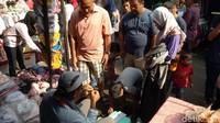 Siang ini, Mang Ade menawarkan jasanya di Bazar Koopsau Halim Perdana Kusuma, Jl. Kopat Darat, Jakarta Timur. Warga pun berdatangan membawa e-KTP yang rusak.