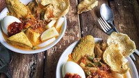 Kalau lontong cap go meh buatan miss_polkadot ini keliahat lengkap dan nikmat. Apalagi kuah opornya berwarna oranye terang. Foto: Istimewa
