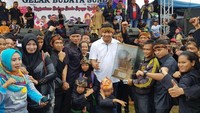 Ia juga menyerahkan secara langsung piala bergilir kepada para pemenang pencak silat jilid pertama 2018 yang dimenangkan oleh pencak silat Pasagiri Gagaklawu yang berdomisili di Kecamatan Tanjungsari Kabupaten Sumedang. Foto: dok. Maruarar Sirait
