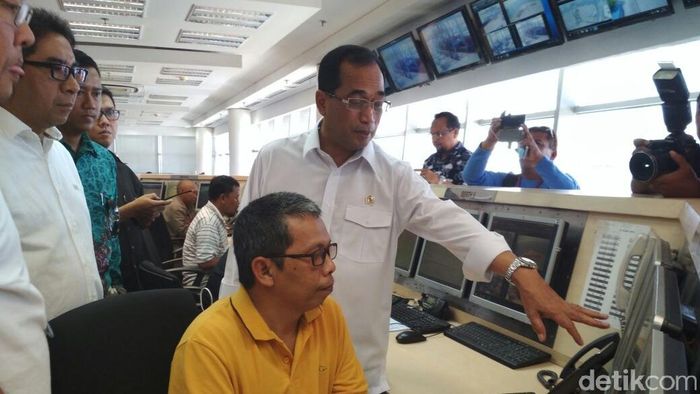 Menhub Budi Karya di JICT Tanjung Priok/Foto: Hendra Kusuma/detikFinance Menhub Budi Karya di JICT Tanjung Priok/Foto: Hendra Kusuma/detikFinance