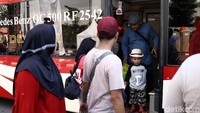 Mereka penasaran dengan fasilitas bus.