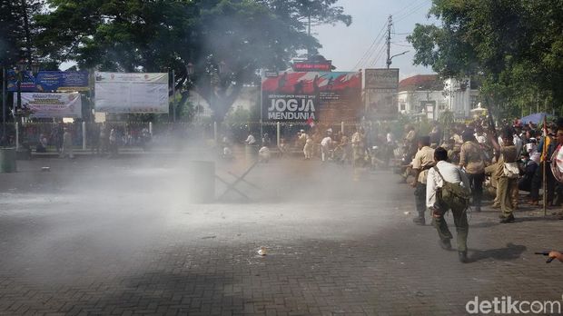 Raungan Sirine dan Ledakan Mencekam Kawasan Malioboro Yogya