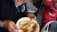 Wah nikmatnya makan nasi lidah. Di tengah waktu makannya, ia sempat memamerkan piring berisi nasi dan lauk berbahan lidah sapi. Foto: Instagramnya @indrowarkop_asli