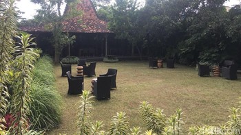 Setelah melalui lorong, suguhan halaman terbentang jadi pemandangan menarik. Tentunya suasana sejuk semakin terasa ketika pohon-pohon tumbuh di sekelilingnya. Foto: Agus Tri Haryanto/detikINET