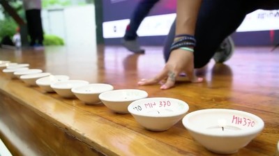 Foto: Lilin Menyala Tanda 4 Tahun Hilangnya MH370
