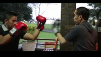 Mimik wajah Jokowi nampak serius saat latihan dengan ajudannya ini. Tatapan matanya lurus, dan terus mengepalkan tinjunya ke arah Teddy.